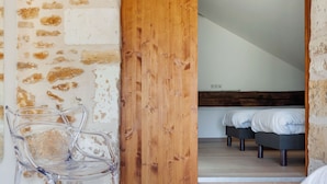 5 bedrooms, minibar, cots/infant beds, individually furnished - Rich Villa in Fouleix With Pool, Bar and Hot Tub (Fouleix)