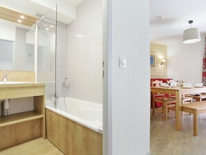 Bathroom - Modern Apartment With a Dishwasher in Authentic Vaujany (Vaujany)