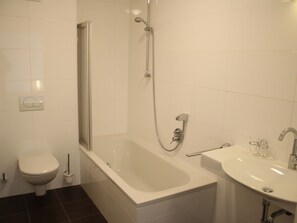 Apartment | Badezimmer | Duschwanne