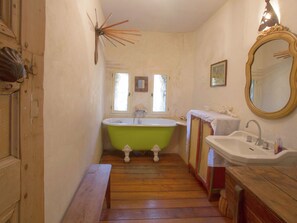 Villa | Bathroom | Bathtub - Majestic Villa in Montaulieu With Swimming Pool (Montaulieu)