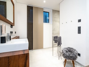Bathroom | Shower, towels