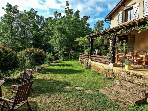 Property grounds - Chic Holiday Home in Parisot With Swimming Pool (Parisot)