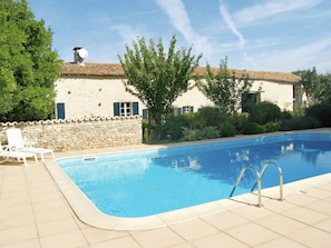 Exterior - Wonderfully Quiet, Charming House With Large Private Swimming Pool in Saint-macoux (Saint-Macoux)