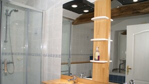 منزل | حمام | وحدات دش مع أحواض استحمام