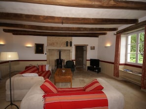Living room - Wonderfully Quiet, Charming House With Large Private Swimming Pool in Saint-macoux (Saint-Macoux)