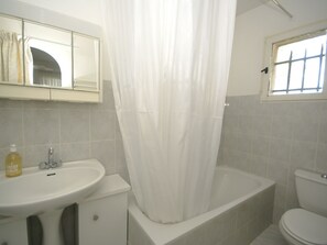 Ferienhaus | Badezimmer | Badewanne, Handtücher