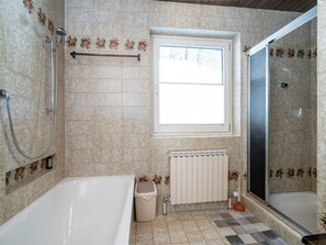 House | Bathroom - Holiday Home in Königsleiten With Terrace, Garden, Parking (Wald im Pinzgau)