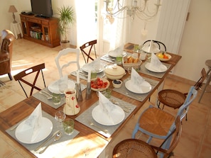 Dining - Warm Holiday Home in Montfort-sur-argens With Swimming Pool (Montfort-sur-Argens)