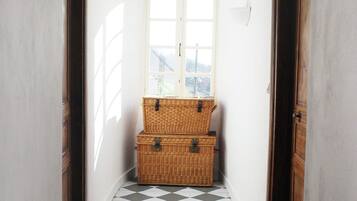 5 kamar tidur, tempat tidur bayi (biaya tambahan), dan seprai linen