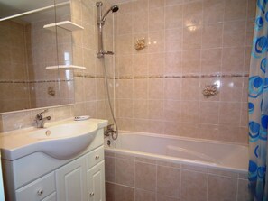 Cottage | Bathroom - Spacious Dordogne Cottage (Gavaudun)