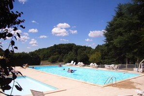 Pool - Spacious Dordogne Cottage (Gavaudun)
