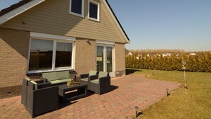 Villa | Exterior - Enticing Villa in Zeewolde With Swimming Pool (Zeewolde)