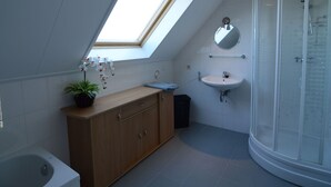 Villa | Bathroom - Enticing Villa in Zeewolde With Swimming Pool (Zeewolde)