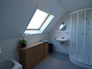 Vila | Kamar mandi | Bathtub dan handuk