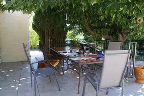 House | Balcony - Holiday Home in Le Thor With Private Pool (Le Thor)