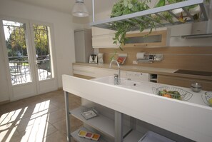 House | Private kitchen | Oven, highchair