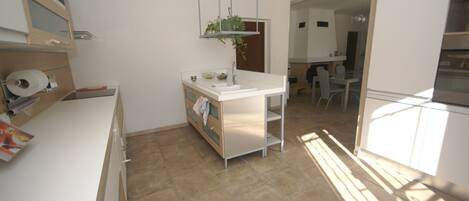 Huis | Privékeuken | Een oven, een kinderstoel