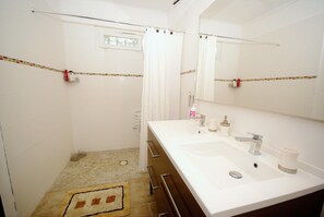 House | Bathroom | Shower - Holiday Home in Le Thor With Private Pool (Le Thor)
