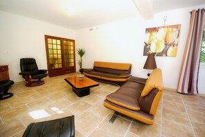 House | Living room - Holiday Home in Le Thor With Private Pool (Le Thor)