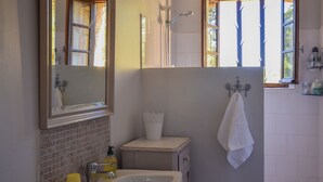 Unclassified image, 5 of 28, button - Charming Holiday Home With Deckchairs, Garden, Terrace, BBQ (Sauveterre-la-Lemance)