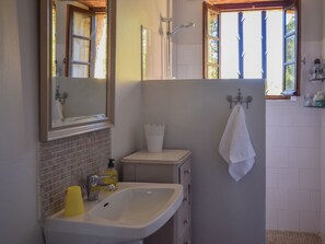 Ferienhaus | Badezimmer | Dusche, Handtücher
