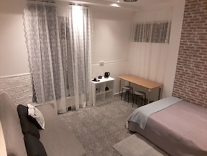 Free minibar, individually decorated, individually furnished, desk - K&S Apartments (Berlin)