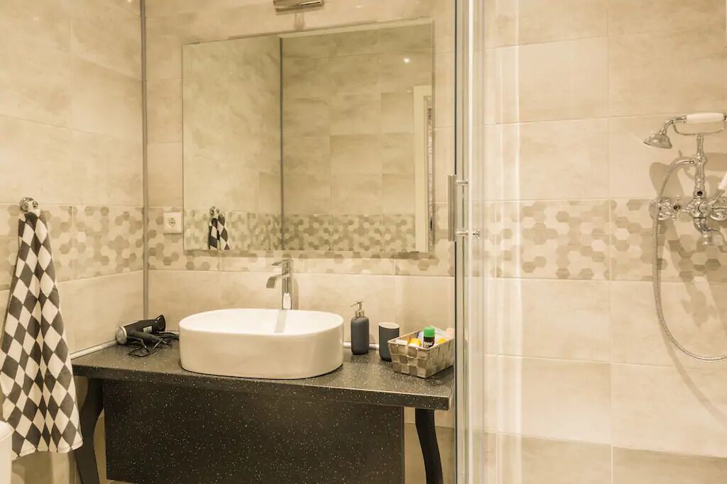 Design Studio | Bathroom | Shower, rainfall showerhead, free toiletries, hair dryer