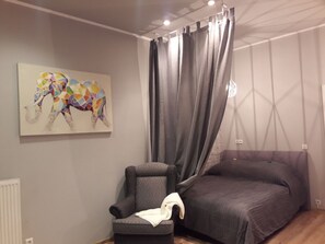 Design Studio | Free minibar, individually decorated, individually furnished, desk