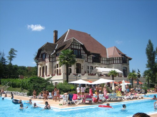Superb Holiday Home in Daumazan-sur-arize With Pools