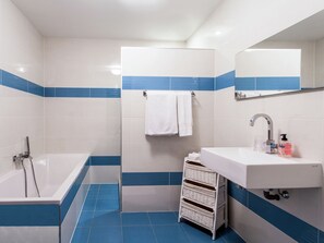 Bathroom - Opulent Villa in Les Adrets-de-l'estérel With Swimming Pool (Les Adrets-de-l'Esterel)