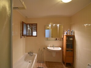 Villa | Badezimmer | Duschwanne