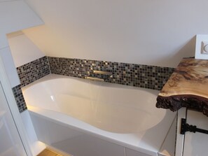 Ferienhaus | Badezimmer | Badewanne, Handtücher