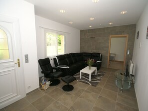 Living room - Lovely Detached House With an Enclosed Private Garden Just 25 km From Le Havre (La Remuee)