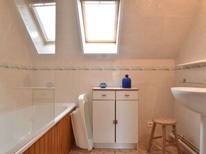 Bathroom - Lovely Holiday Home in Stunning Location, Private Pool and 6 Mountain Bikes (Rueyres)