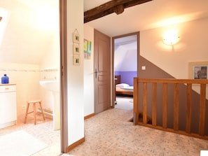 3 bedrooms, individually furnished - Lovely Holiday Home in Stunning Location, Private Pool and 6 Mountain Bikes (Rueyres)