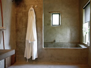 House | Bathroom | Shower, towels - Marvellous Holiday Home in Braize With Garden (Braize)