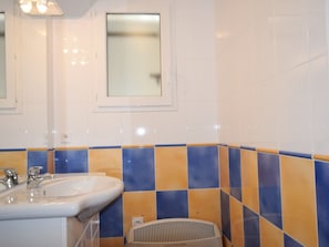Villa | Bathroom | Shower - Modern Villa With Private Pool Located in the Southern Hills of the Ardeche (Payzac)