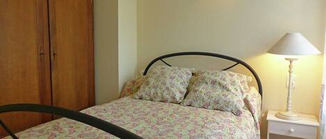 House | 4 bedrooms, individually furnished, iron/ironing board
