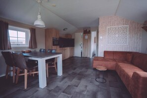Chalet | Living room - Pondside Stay w/ Kitchen (Bant)