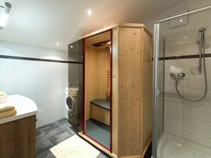 Apartment | Badezimmer | Dusche, Handtücher