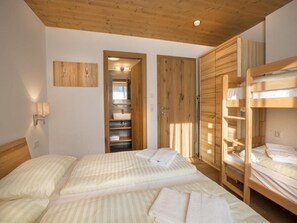Apartment | 3 bedrooms, bed sheets - Apartment in Neukirchen Near Ski Lift (Neukirchen am Grossvenediger)