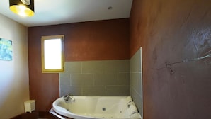 Villa | Bathroom | Shower, towels - Villa With Private Swimming Pool, Heart of Beaujolais and With View on Vineyard (Chiroubles)