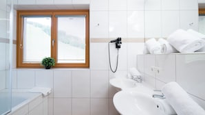 Bathroom - Charming Apartment in Saalbach-hinterglemm Near Ski Lift (Saalbach-Hinterglemm)