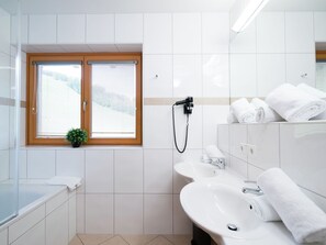Apartment | Badezimmer | Dusche, Handtücher