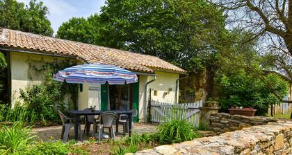 Cozy Cottage in Souvigné With Swimming Pool