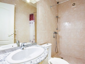 Cottage | Phòng tắm | Buồng tắm vòi sen, khăn tắm 