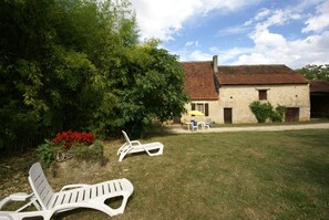 Garden - Scenic Home in Berbiguieres (Allas-les-Mines)
