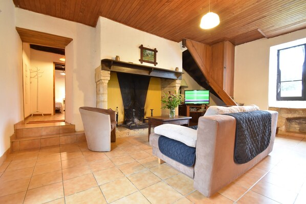 Living room - Scenic Home in Berbiguieres (Allas-les-Mines)