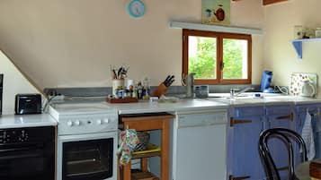 Lemari es, microwave, oven, dan kompor