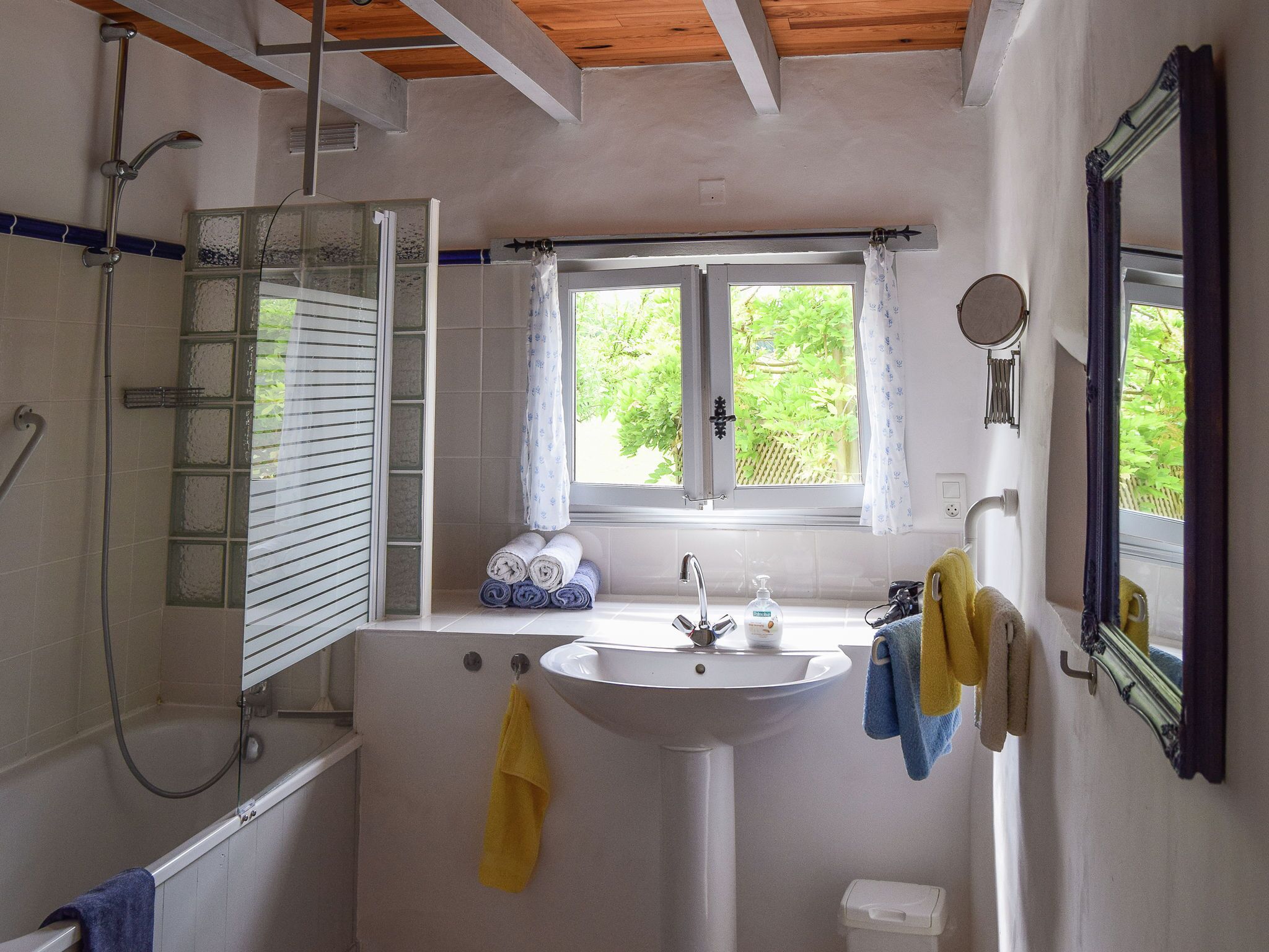 Cottage | Kamar mandi | Bathtub dan handuk